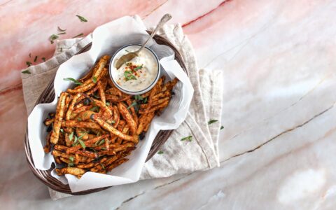Frites de céleri-rave au four, trempette à la lime