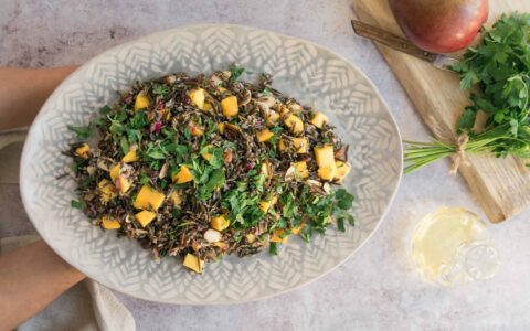 Salade de riz sauvage sucrée-salée