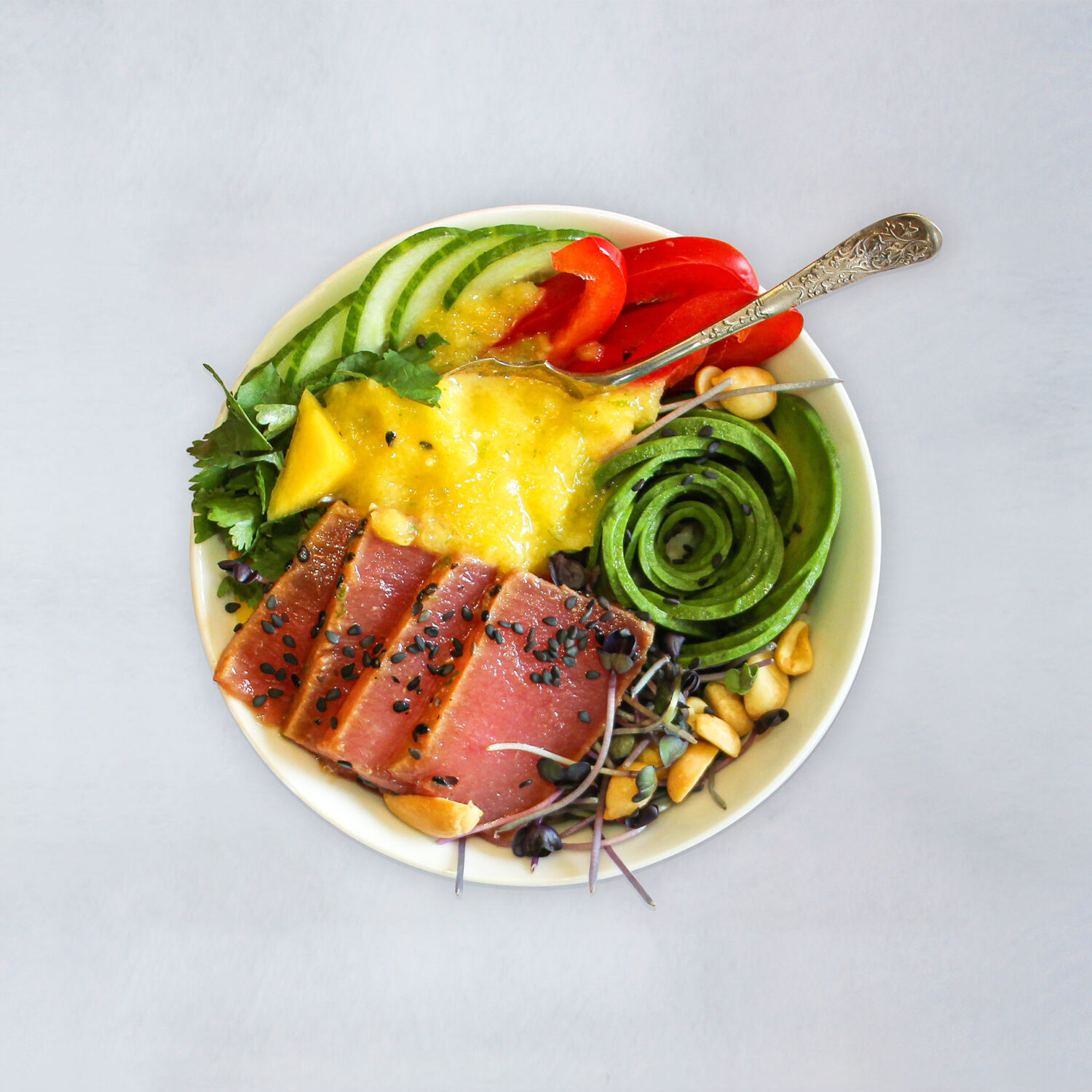 Bol de poké au thon, vinaigrette à la mangue