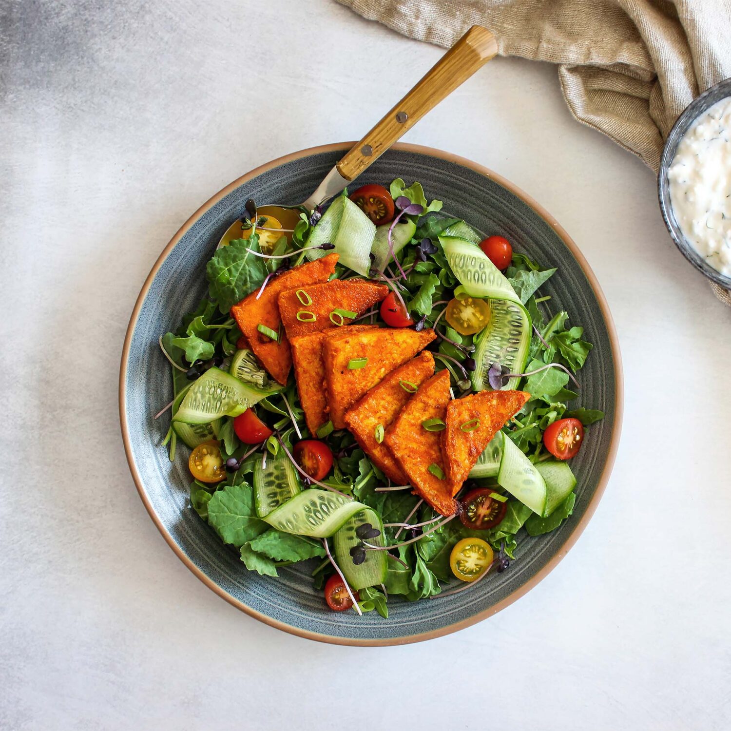 Salade de tofu Buffalo et vinaigrette à la feta