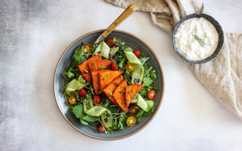 Salade de tofu Buffalo et vinaigrette à la feta