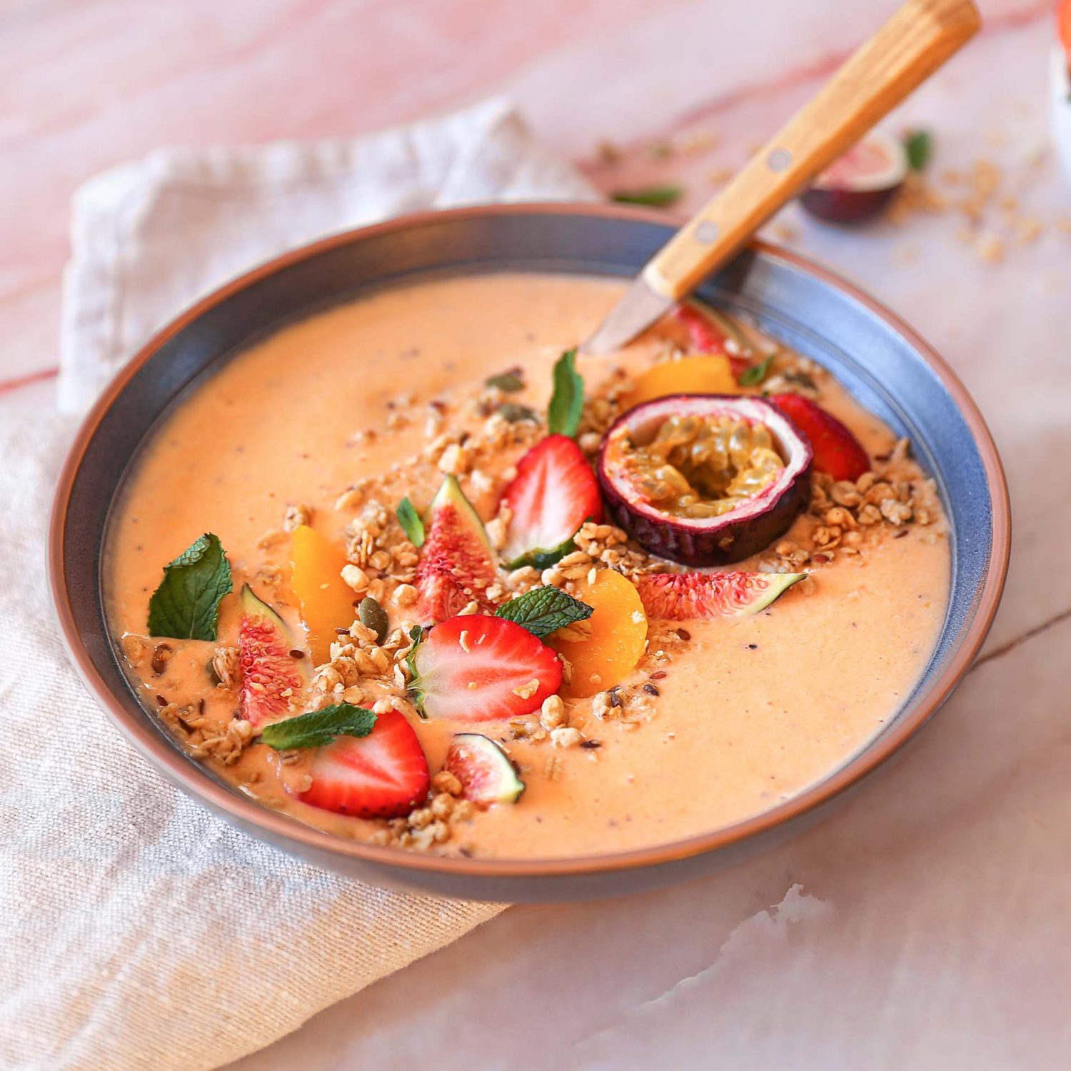 Bol de smoothie crémeux aux pêches et fruit de la passion