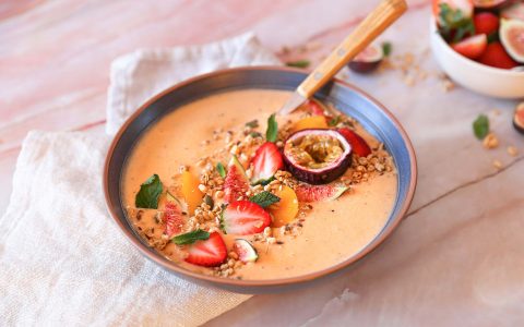 Bol de smoothie crémeux aux pêches et fruit de la passion