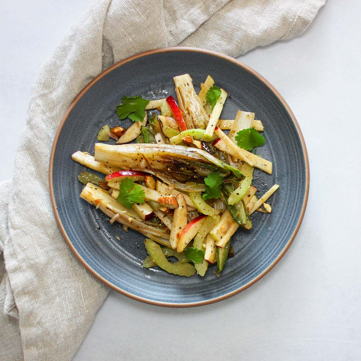 Salade d’endives grillées, pomme du Québec et érable
