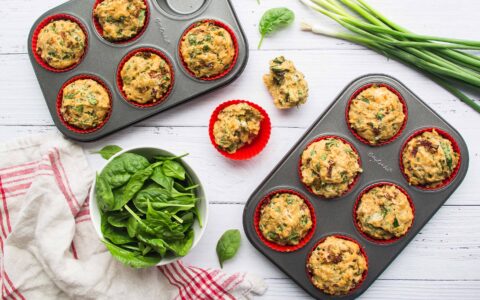 Muffins salés fromage de chèvre, tomates séchées et épinards