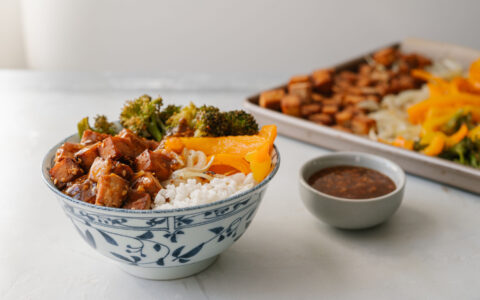 Tofu et légumes teriyaki sur la plaque