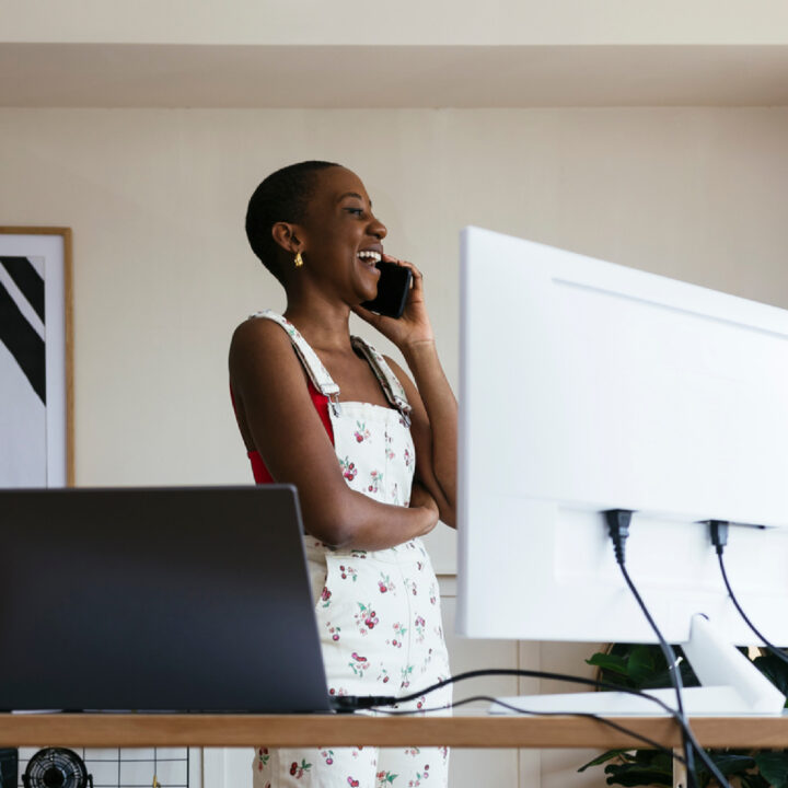 femme debout devant un bureau