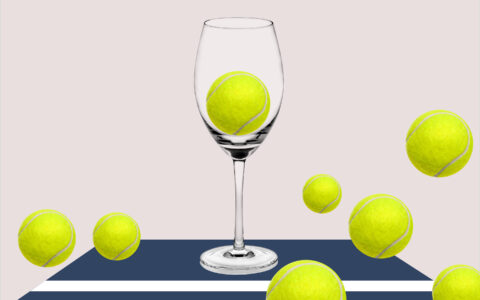 coupe de vin et balles de tennis