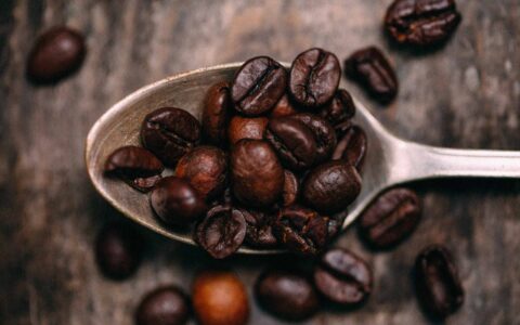 cuillère avec grains de café
