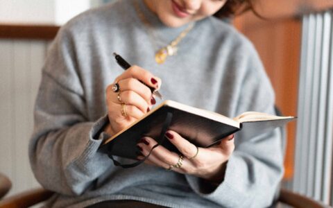femme qui écrit dans un cahier