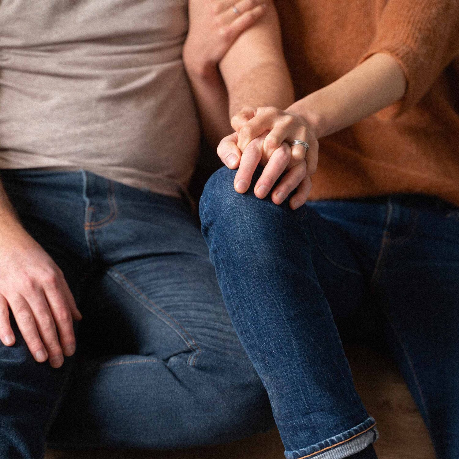 couple qui se tient la main