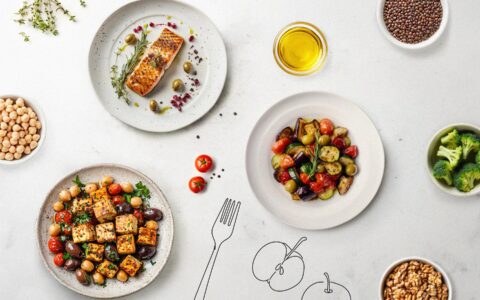assiettes et bols avec différents aliments