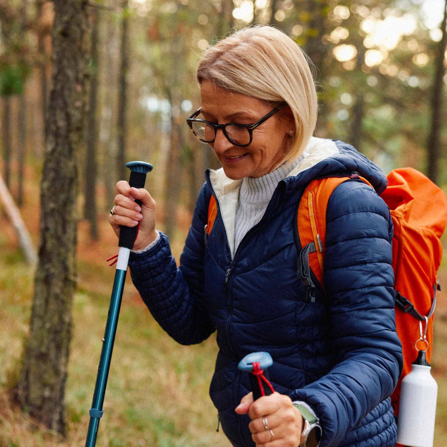 femme en randonnée dans le bois