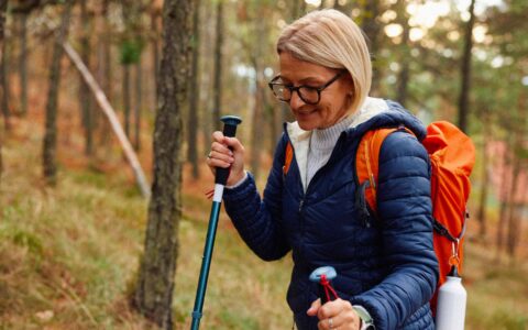 femme en randonnée dans le bois