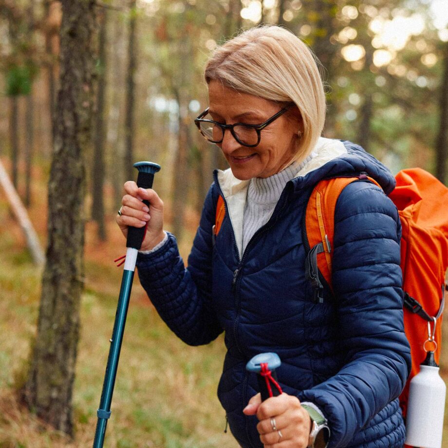 femme en randonnée dans le bois