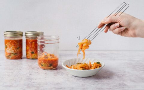 bol et contenants avec kimchi