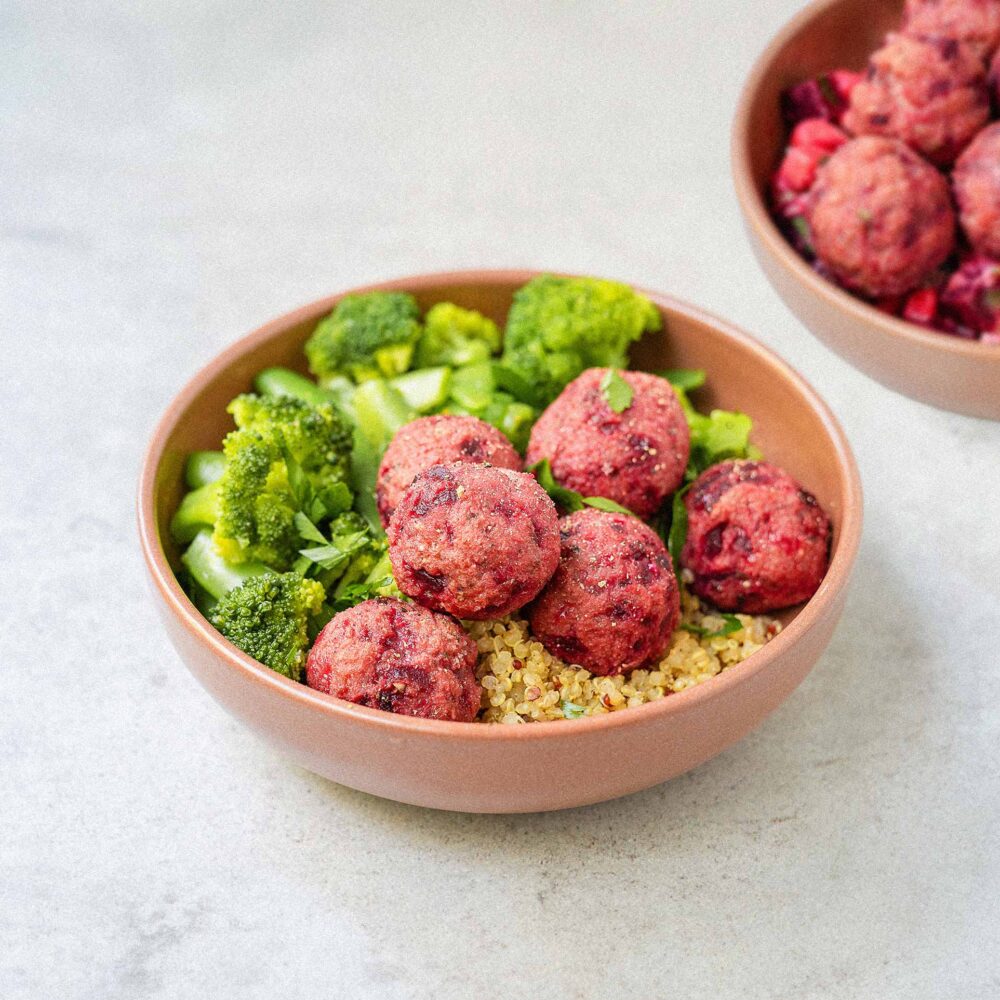 boulettes roses et brocolis dans un bol