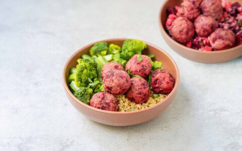 boulettes-rose boulettes roses et brocolis dans un bol