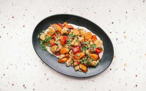 plat de légumes grillés sur du feta