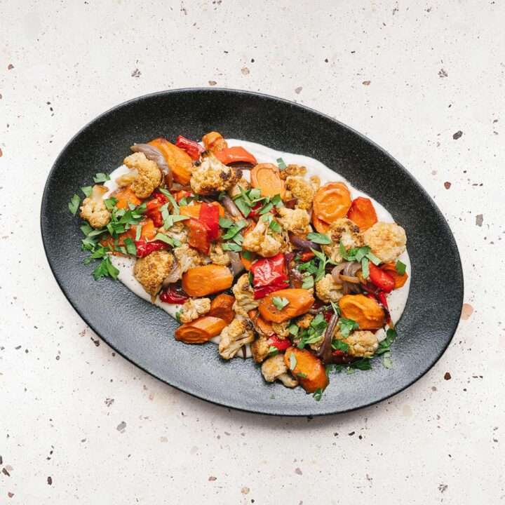 plat de légumes grillés sur du feta