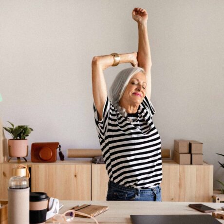 femme qui s'étire à son bureau