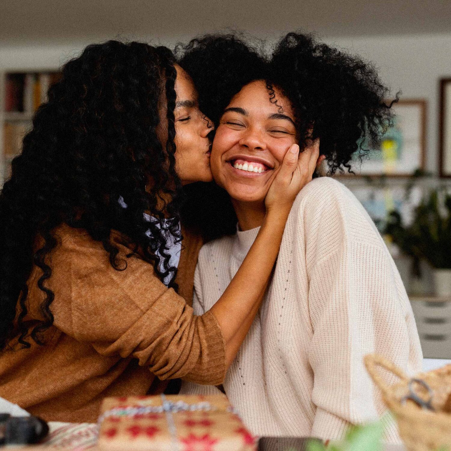quiz-personne-bienveillante amies qui se font un bisou
