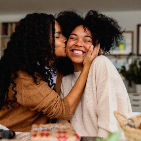quiz-personne-bienveillante amies qui se font un bisou