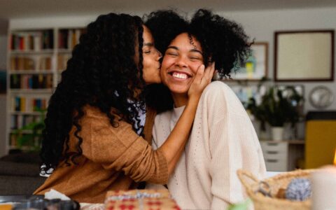 amies qui se font un bisou