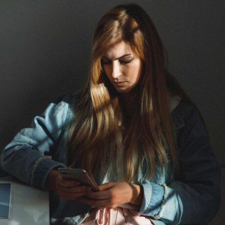 personne qui regarde son téléphone