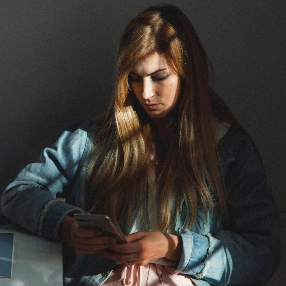 personne qui regarde son téléphone
