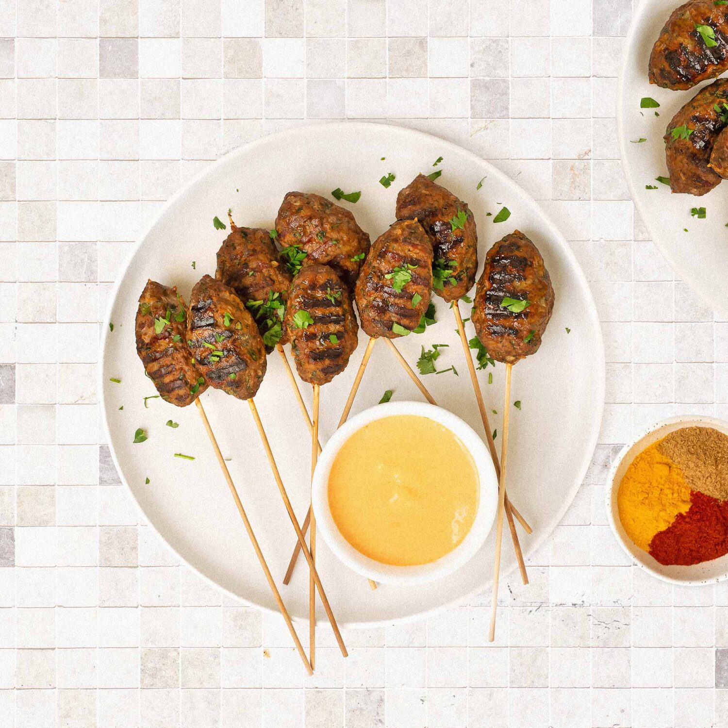 brochettes de keftas et condiments