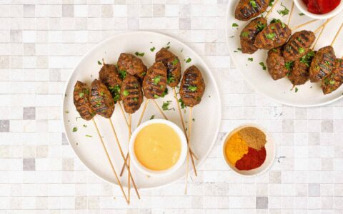 brochettes de keftas et condiments